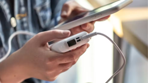 Power bank conectado a smartphone para carregamento portátil