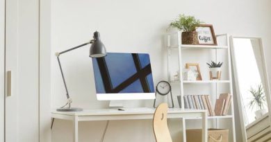 Home office organizado com notebook e acessórios para trabalho
