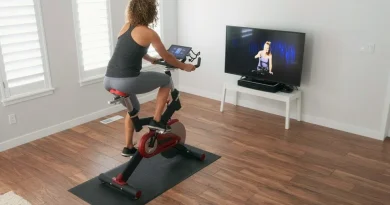 Pessoa treinando em bicicleta ergométrica em casa