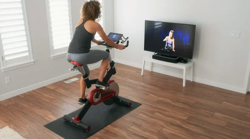 Pessoa treinando em bicicleta ergométrica em casa