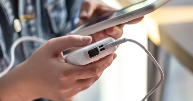 Power bank conectado a smartphone para carregamento portátil