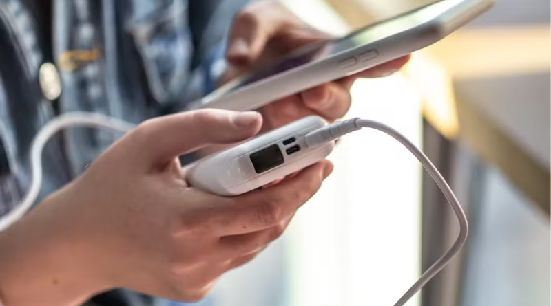 Power bank conectado a smartphone para carregamento portátil