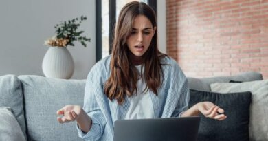 Roteador Wi-Fi moderno melhorando a cobertura da internet em uma residência.