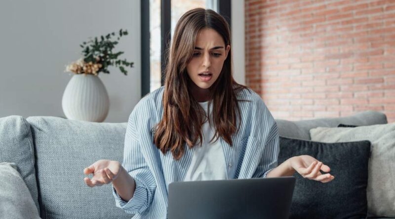 Roteador Wi-Fi moderno melhorando a cobertura da internet em uma residência.