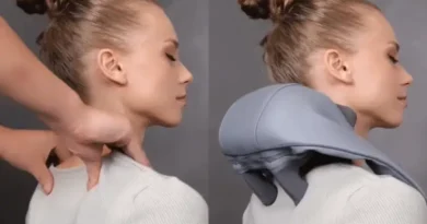 Três massageadores cervicais elétricos posicionados sobre uma superfície de madeira, destacando modelos para relaxamento do pescoço e ombros.