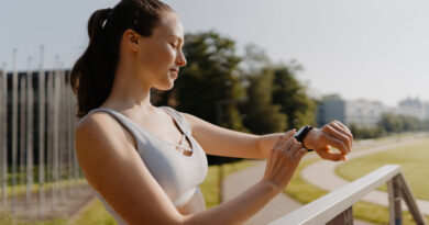 Três smartwatches modernos exibindo métricas de saúde como frequência cardíaca, sono e oxigenação do sangue.