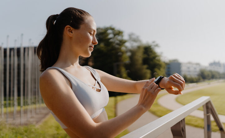 Três smartwatches modernos exibindo métricas de saúde como frequência cardíaca, sono e oxigenação do sangue.