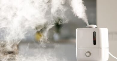 Três umidificadores de ar modernos sobre uma bancada, ideais para quarto e escritório durante períodos de clima seco.