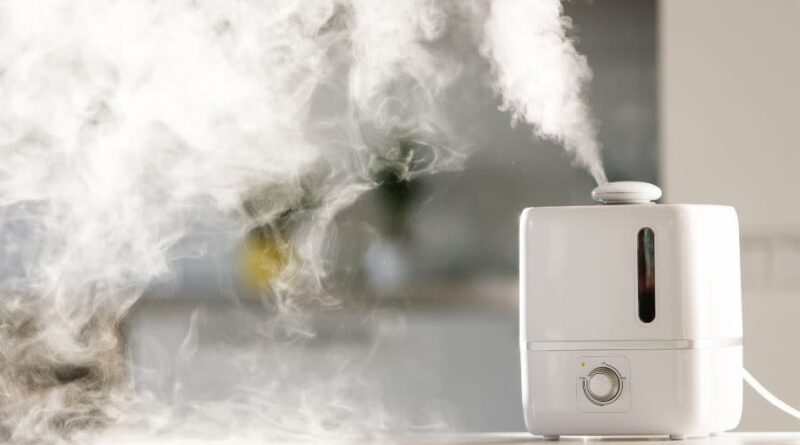 Três umidificadores de ar modernos sobre uma bancada, ideais para quarto e escritório durante períodos de clima seco.