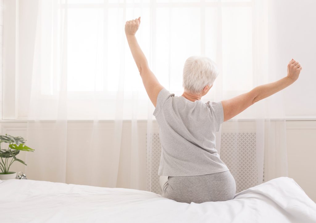 Por que acordamos cansados mesmo depois de dormir? Entenda os principais fatores